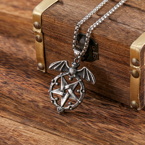 Perhiasan mode pria baja tahan karat kalung liontin perak bentuk kelelawar Pentagram setan Gothic Wiccan untuk pria