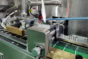 Machine Forbona pour la fabrication <span class=keywords><strong>de</strong></span> cotons-tiges alcoolisés et <span class=keywords><strong>de</strong></span> tampons pour la gorge avec inspection visuelle <span class=keywords><strong>brevet</strong></span>ée - Product Image 3