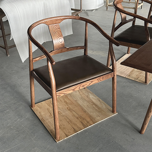 Chaise de salle à manger en bois massif de style moderne du milieu du siècle, finition noyer foncé, <span class=keywords><strong>fauteuil</strong></span> en bois de frêne avec siège en <span class=keywords><strong>cuir</strong></span> PU pour hôtel et restaurant - Product Image 1