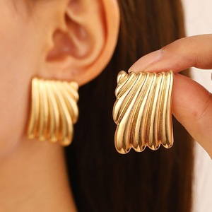 Boucles d'oreilles clous géométriques et en forme de <span class=keywords><strong>c</strong></span>œur en alliage de zinc plaqué or - Double anneau en <span class=keywords><strong>C</strong></span> et design torsadé - Cadeau tendance pour femme - Product Image 5
