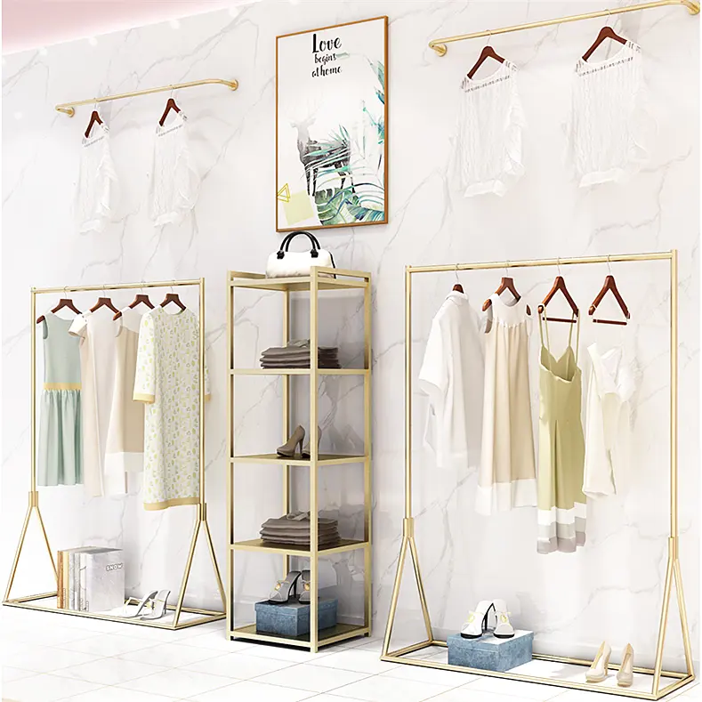 Design interior de sala de exibição de roupas, exibição de suporte de ouro de roupas da loja