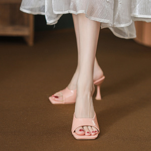 Sandalias de tacón de aguja con una sola tira de charol de lujo sofisticado con punta abierta para mujer, Colección Primavera-Verano 2026 - Product Image 3