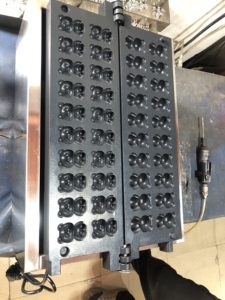 Nouvelle machine à gaufres électrique commerciale pour la vente de nourriture de rue, 3000W, 220V, fabrique 20 gaufres en forme d'ours par lot - Product Image 5