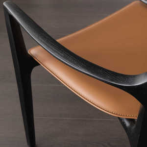 كرسي طعام من الخشب الصلب عالي الجودة من إيسادورا مصمم إيطالي مع مسند للذراعين أثاث منزلي عصري من الجلد السرج - Product Image 4