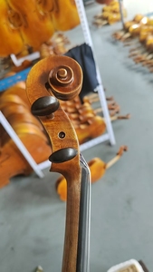Violín Antiguo 4/4 Hecho a Mano por Expertos, para Interpretación Profesional, con Componentes de Ébano y Acabado Barnizado - Product Image 5