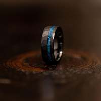 Vente en gros d'alliances de fiançailles plaqué noir IP pour hommes et femmes Bague en carbure de tungstène martelé avec incrustation d'opale bleue