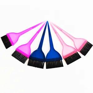 Cabeleireiro usa pente tintura de cabelo com ponta cauda destaque pente dupla face cabelo preto ferramenta hair dye brush