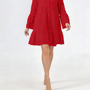 Robe décontractée rouge grande taille pour femme avec broderie anglaise, col en V, manches évasées et ourlet à volants, idéale pour les silhouettes généreuses - Product Image 4