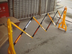 Barriera di recinzione retrattile per la sicurezza del traffico riempita d'acqua barricate di traffico regolabili barriera - Product Image 5