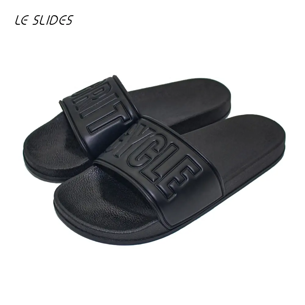 Moda stil kadın kabartmalı slaytlar ayakkabı tasarımcısı siyah düz terlik özel Logo ile kauçuk slaytlar sandalet