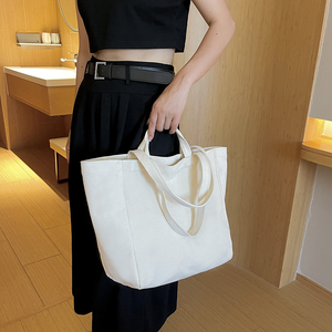 กระเป๋าผ้าแคนวาสแบบลำลองสำหรับปิกนิกสุดสัปดาห์ผ้าฝ้ายสีดำมีหูหิ้วโลโก้ที่กำหนดเองได้ - Product Image 2