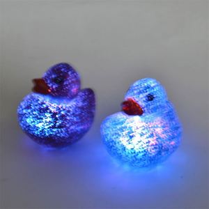 ไฟกลางคืน LED พร้อมเซ็นเซอร์น้ำ รูปเป็ดสีทองเรืองแสง ตกแต่งด้วยผงสีเหลืองน่ารัก ของตกแต่งพลาสติกขนาดเล็กสุดสร้างสรรค์ - Product Image 3