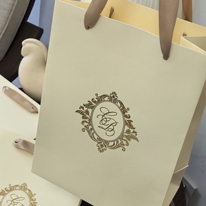 Sac en papier kraft ivoire de luxe réutilisable avec monogramme estampé or, poignée en ruban, design plat standard, pour boissons, cadeaux, artisanat, personnalisable - Product Image 3