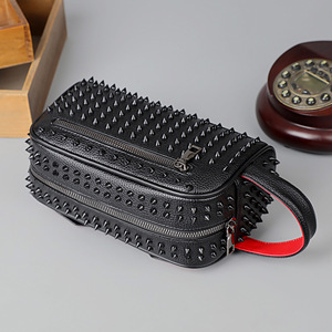 Prodotti di Tendenza 2025: Borse <span class=keywords><strong>a</strong></span> <span class=keywords><strong>Mano</strong></span> da <span class=keywords><strong>Uomo</strong></span> con Rivetti, Impermeabili in Pelle PU, Pochette da <span class=keywords><strong>Uomo</strong></span> con Chiusura <span class=keywords><strong>a</strong></span> Cerniera - Product Image 1