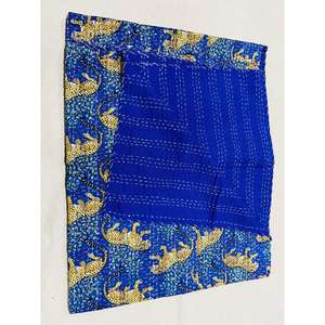 Colcha Kantha estampada a mano, hecha con tela de algodón, que ofrece comodidad ligera y un estilo decorativo para el hogar. - Product Image 1