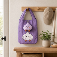 Op maat gemaakte pluche sleutelhanger met opvouwbare tas OEM herbruikbare boodschappentas promotioneel cadeau pluche tasbedel met opvouwbare tas