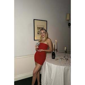 Robe de soirée mini rouge sans bretelles - Product Image 1