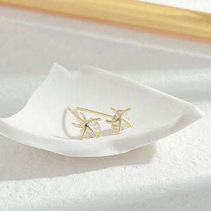 ED64324 Boucles <span class=keywords><strong>d</strong></span>'oreilles <span class=keywords><strong>ours</strong></span> pour étudiants Une carte <span class=keywords><strong>Trois</strong></span> paires de boucles <span class=keywords><strong>d</strong></span>'oreilles rouges en maille multi-piercing simples <span class=keywords><strong>et</strong></span> petites - Product Image 4