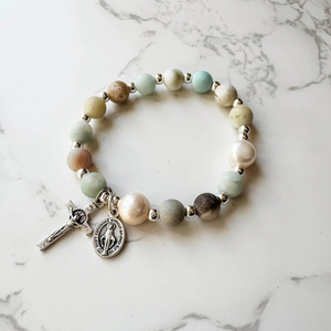 Bracelet de prière catholique en amazonite mate faite à la main avec crucifix en argent et médaille miraculeuse - Product Image 4