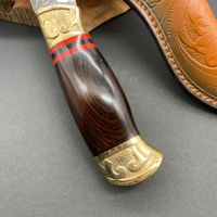 Couteau à lame fixe en acier Damas fait main, manche en ébène, accessoires en laiton, couteau de chasse avec étui en cuir pour les passionnés, souvenir