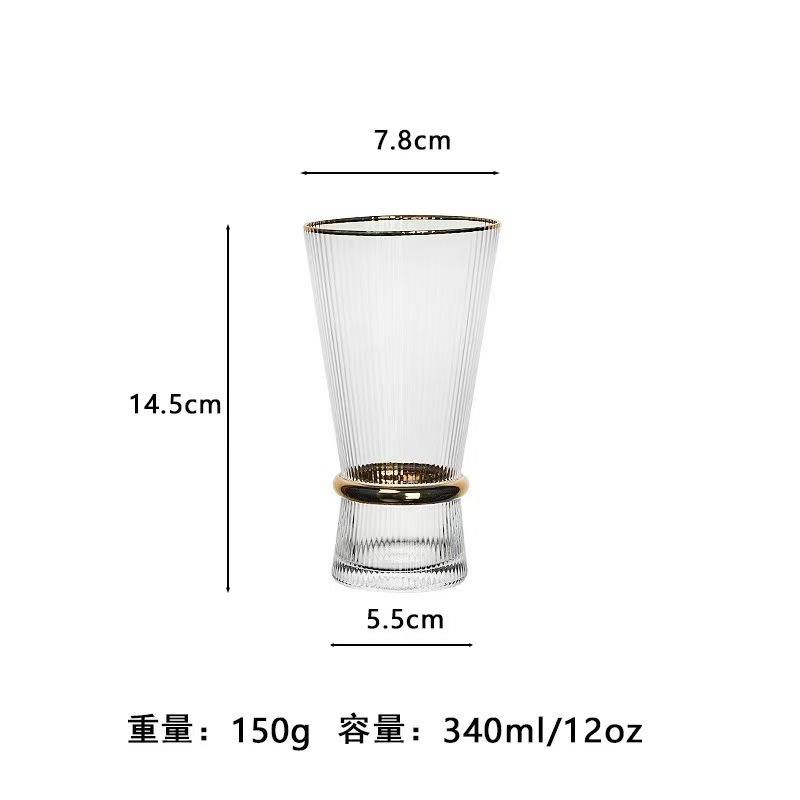 Tasse à eau dorée, hauteur taille.