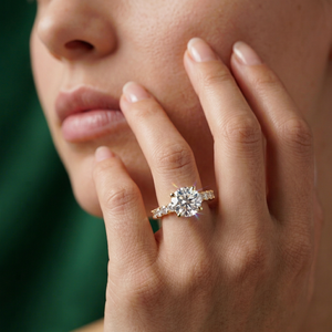 Anillo de compromiso clásico con diamante redondo brillante cultivado en laboratorio, con detalles florales en el lateral, banda con diamantes pavé y engaste seguro. - Product Image 1