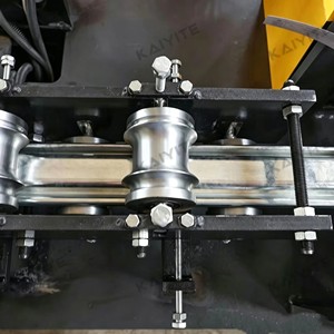 เครื่องขึ้นรูปม้วนแผ่นโลหะแบบควบคุมด้วย PLC อัตโนมัติเต็มรูปแบบ สำหรับม่านม้วนกันลมที่ขับเคลื่อนด้วยมอเตอร์ ผลิตจากเหล็กกล้าไร้สนิมและเหล็กคาร์บอน - Product Image 5