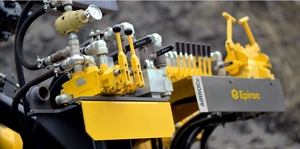 מקדחת כרייה פנאומטית מסוג Epiroc AirROC D50, מסוג <span class=keywords><strong>DTH</strong></span>, על זחל, לקידוח חורי פיצוץ, לכריית זהב, לעבודות מחצבה ובנייה. - Product Image 2