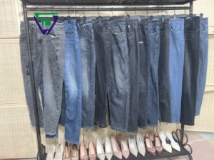 Offerte all'Ingrosso di Eleganza: Pantaloni Jeans Nuovi e di Seconda Mano da Uomo in Denim Pesante a Condizioni Miste per l'Inverno a Basso Prezzo - Product Image 2