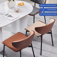Chaise de salle à manger en bois massif de style italien, vintage, médiéval, légèrement luxueuse, avec dossier rembourré en cuir au toucher agréable, durable