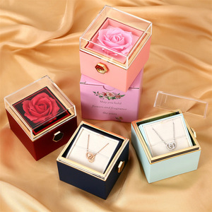 Muses Jewels Scatola Portagioie in Acrilico Rotante con Rosa di Sapone per Proposte di Matrimonio, <span class=keywords><strong>Festa</strong></span> <span class=keywords><strong>della</strong></span> <span class=keywords><strong>Mamma</strong></span> e San Valentino - Product Image 1