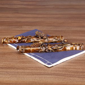 Prensapapeles de Bambú y Latón, 2 Piezas, Color Marrón Antiguo, Decoración de Escritorio, Regalo Artesanal de Oficina, Estilo Tradicional - Product Image 1