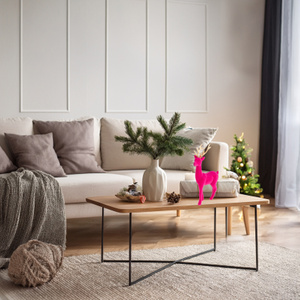 Reno rosa brillante con astas doradas, figura de ciervo de plástico con acabado de terciopelo para decoración de mesa navideña y exhibición festiva. - Product Image 3