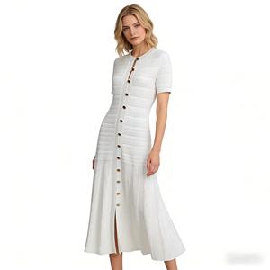 Abito lungo elegante da donna in <span class=keywords><strong>maglia</strong></span> testurizzata, a maniche corte, con <span class=keywords><strong>bottoni</strong></span> dorati. - Product Image 3