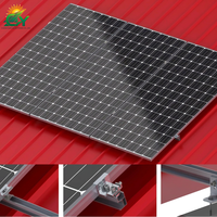 Système de montage de panneaux solaires sur toiture en tuiles céramiques imperméables modulaires avec crochets réglables pour les installations photovoltaïques résidentielles