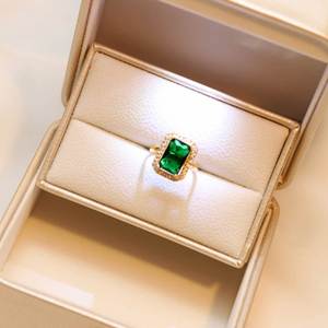Conjunto de Joyería de Moda Lingxiu Jianglai, Collar con Colgante Geométrico en Forma de O, Corona de Cristal Artificial y Acero de Titanio Verde de Alta Calidad - Product Image 5