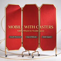 Paravent mobile autoportant pliable avec roulettes et cadre doré pour salle de banquet