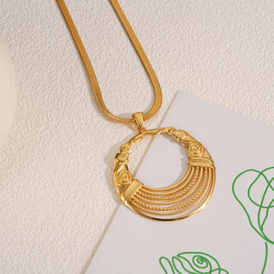 Collier en acier inoxydable 304 plaqué or 18 carats de haute qualité avec pendentif rond creux plaqué or 18 carats conçu pour les femmes - Product Image 3