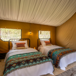 Tente de safari de luxe à toit triangulaire pour l'extérieur, avec structure en bois, idéale pour le glamping et les retraites de vacances - Product Image 4