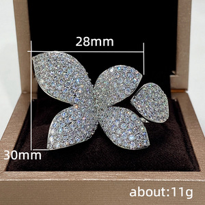 Anello da Donna Europeo Semplice e Lussuoso a Forma di Farfalla, Completamente Intarsiato con Motivi Floreali, Fascia Aperta, Ornamento per Mani di Tendenza - Product Image 4