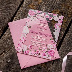 Invitation de Quinceañera de luxe en acrylique transparent rose avec motif floral espagnol et impression personnalisée - Product Image 1