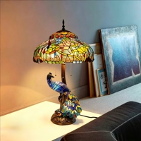 Lampe de table à dôme en verre teinté, alimentée par secteur, avec base paon, idéale pour la lecture sur table de chevet