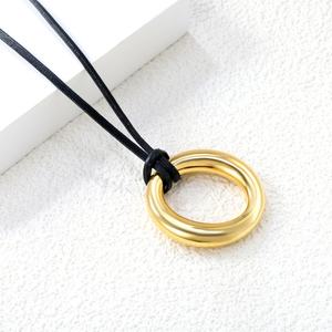 Collier pendentif rond ajouré tendance en acier inoxydable plaqué or 18 carats avec chaîne en corde noire en forme de O pour femme - Product Image 5