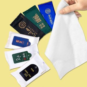 ผ้าเช็ดทำความสะอาดแบบเปียกพิมพ์โลโก้ได้ สำหรับร้านอาหาร แบบใช้แล้วทิ้ง ผลิตจากผ้าไม่ถักทอ ขนาดเล็ก สำหรับเช็ดมือและปาก บรรจุภัณฑ์ห่อแยกชิ้น - Product Image 1