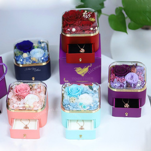 Boîte à bijoux carrée en fleurs séchées éternelles faites à la main avec des roses écologiques durables, boîte à anneaux, boîte à colliers - Product Image 2