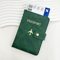 Porta Pasaportes de Cuero PU con Estampado Dorado y Cierre a Presión, con Múltiples Ranuras para Tarjetas