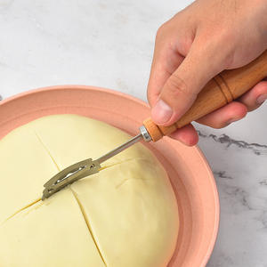 Cortador de Pan de Acero Inoxidable Yangjiang con Mango de Madera de Haya, Divisor Manual de Masa, Rascador de Baguettes, Cuchillo de Panadería XR9587 - Product Image 3