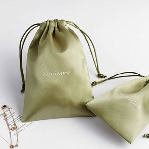 Sac à cordon en satin vert sauge de luxe réutilisable, pochette écologique pour bijoux, cosmétiques, accessoires pour cheveux et emballage cadeau - Product Image 3