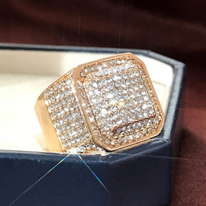 Anello in Ottone Quadrato e Audace per Donne, Design Classico Scintillante con Incastonature, Regalo per Fidanzamento, Gioiello di Moda Stile Street - Product Image 1