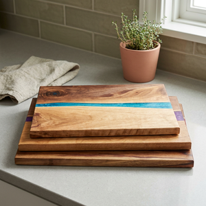 Tabla de cortar hecha a mano de madera y resina epoxi – Tabla decorativa para cortar y servir en la cocina - Product Image 3